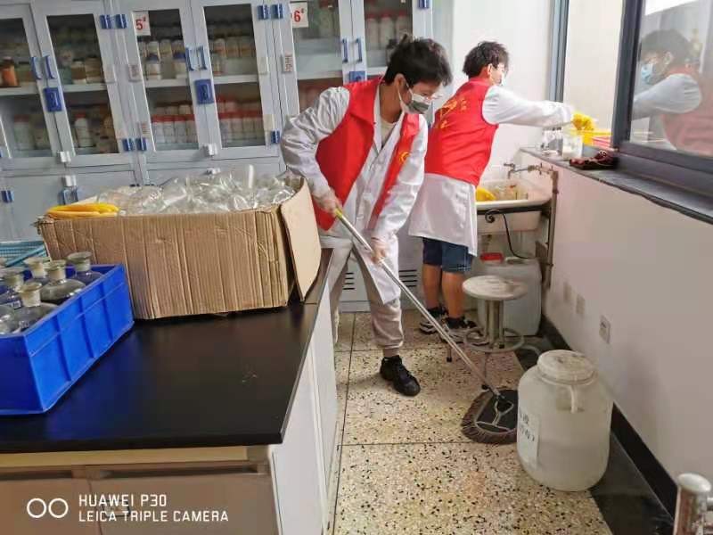 志愿者们在清理实验室.jpg